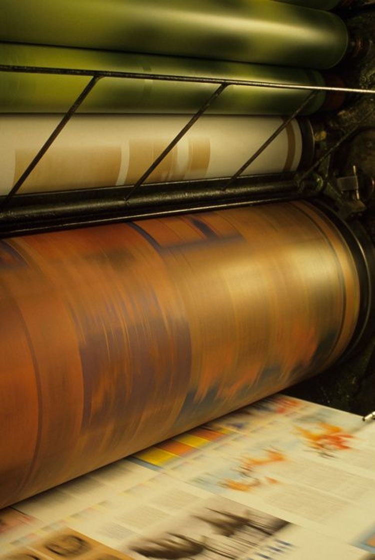 Rouleaux d'une presse d'impression en mouvement