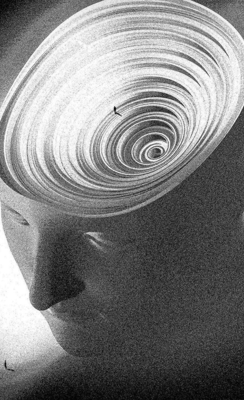 Visage dont le haut de la tête se déroule en spirale