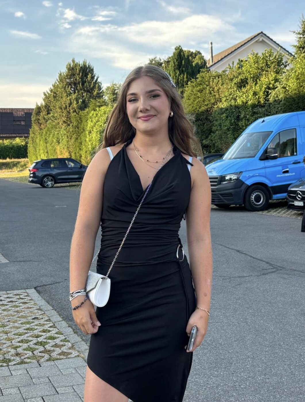 Aline en robe noire dans la rue