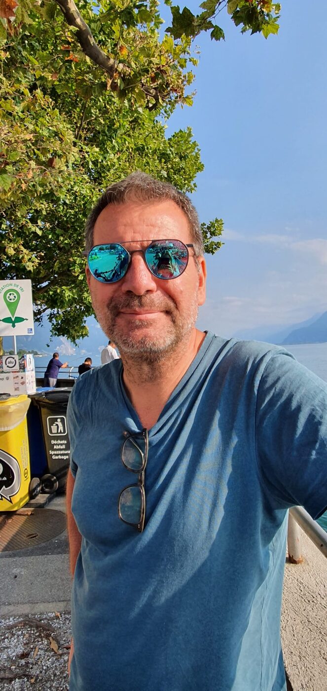 Marc en selfie au bord du lac