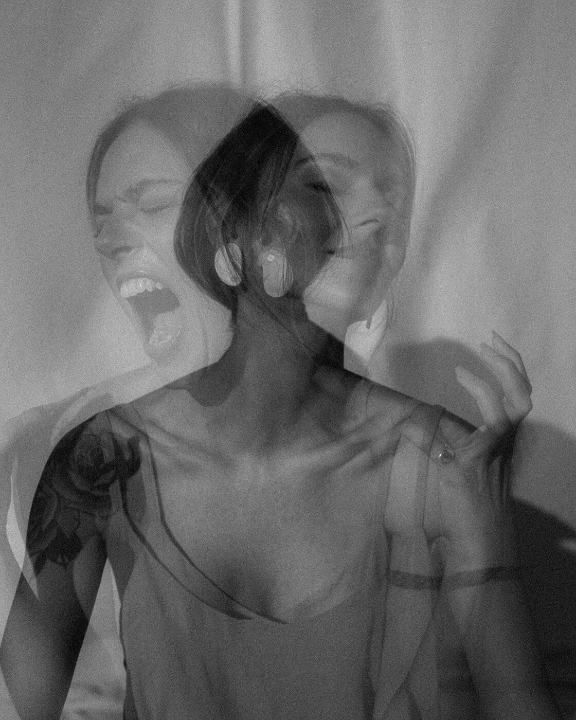 Femme en noir et blanc, le visage démultiplié et flou